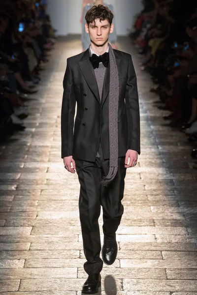 Look 49